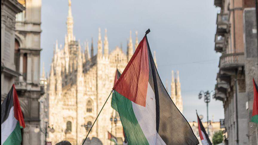 Milano'da bir kişi, Filistin bayrağı renklerindeki paraşütüyle Duomo Katedrali'nden atlayış yaptı haber görseli
