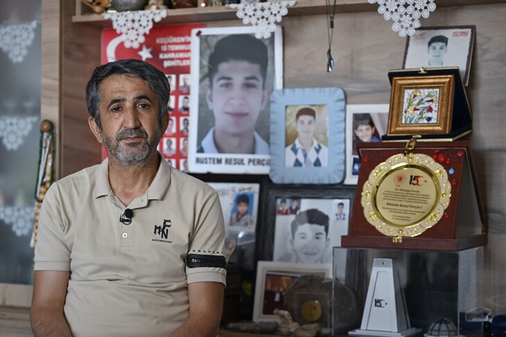 Şehit babası Necmi Perçin, Türk bayrağını izlerken duygulanıyor.