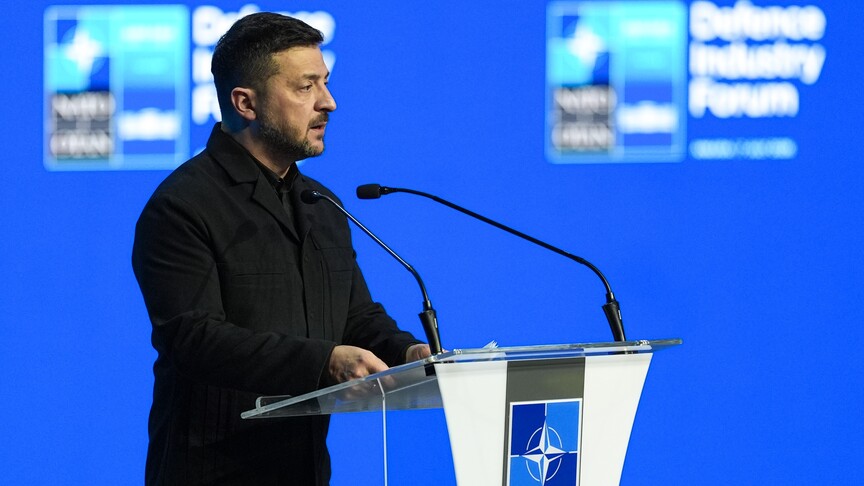 Ukrayna Devlet Başkanı Volodimir Zelenskiy'nin açıklaması sırasında Patriot hava savunma sistemi görseli.