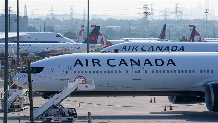 Avioni i  Air Canada  s del nga pista e qarkullimit në aeroportin e Montrealit