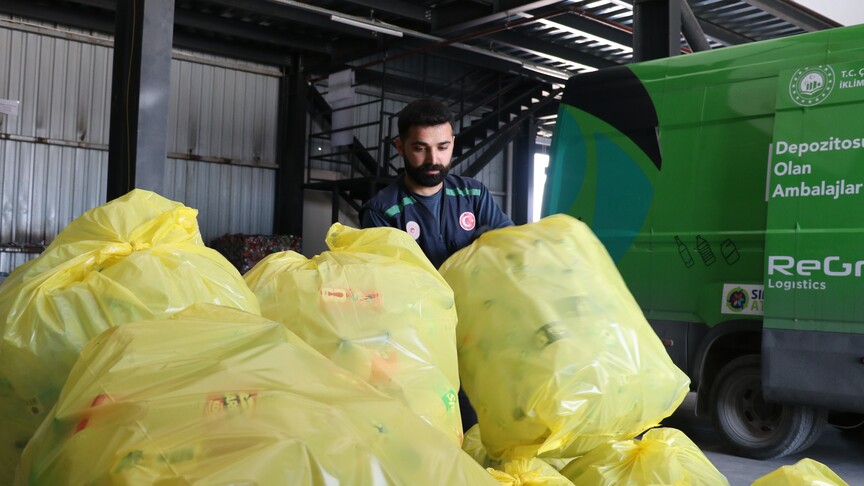 Pilot il Sakarya'da 9 milyona yakın içecek ambalajı geri dönüşüme kazandırıldı haber görseli