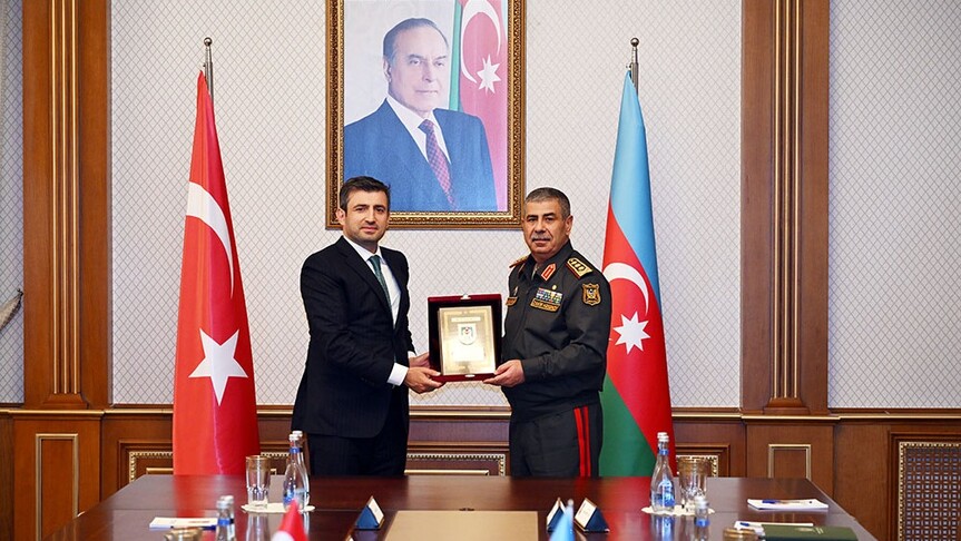 Azerbaycan Savunma Bakanı Hasanov, Baykar Yönetim Kurulu Başkanı Bayraktar ile görüştü haber görseli