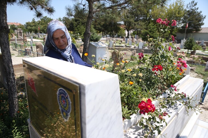 Şehit komiser yardımcısının annesi 10 yıldır her cuma kızının mezarını ziyaret ediyor haber görseli