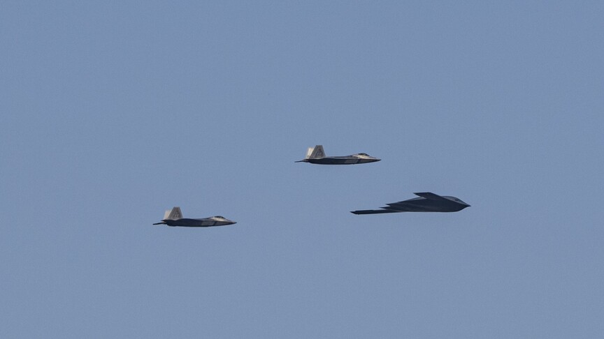 İsrail devlet televizyonu: ABD'ye ait F-22 hayalet savaş uçakları İsrail'den ayrıldı haber görseli