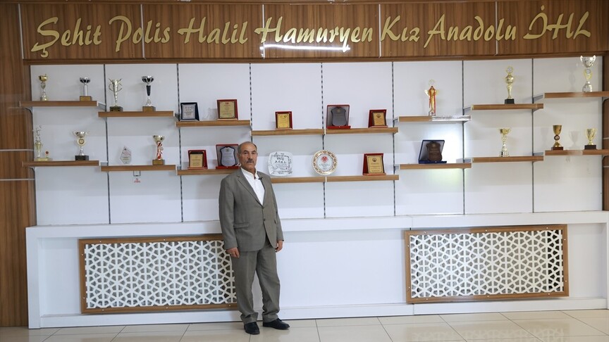 Van'daki Halil Hamuryen Ortaokulu'nda düzenlenen anma töreninden bir kesit.