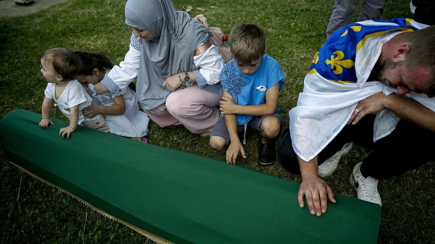 Srebrenitsa'daki soykırım kurbanlarından 10'unun cenazesi defnedilecekleri anıt mezarlığa taşındı haber görseli