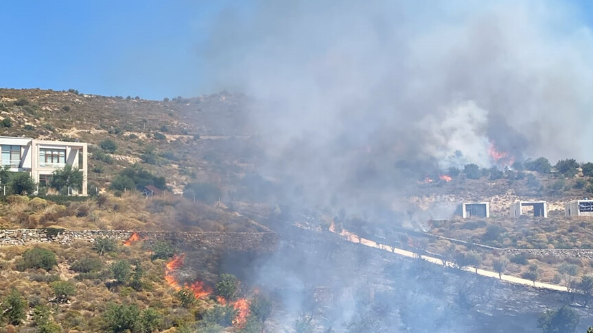 Bodrum'da makilik alanda çıkan yangına müdahale ediliyor haber görseli