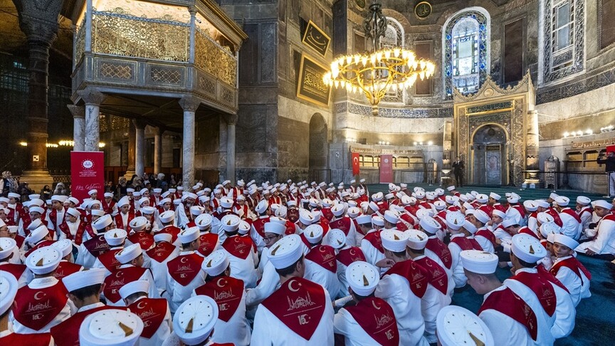 Ayasofya-i Kebir Camii'nde 15 Temmuz şehitleri için 253 hafızla hatim yapıldı haber görseli