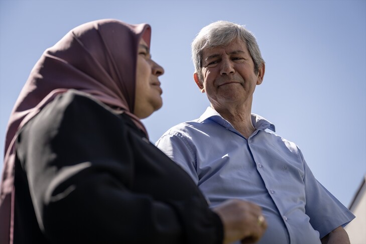 Emine ve Mehmet Aydınbelge çifti, 15 Temmuz darbe girişiminde yaralanmış gaziler olarak vatan sevgisi mesajı veriyor.