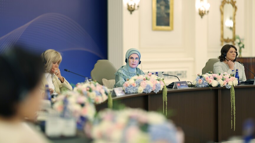 Emine Erdoğan'ın ev sahipliğinde, NATO Zirvesi marjında düzenlenen yuvarlak masa toplantısında lider eşleri bir arada.