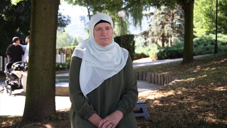 Srebrenitsa'daki soykırımda öldürülen Senad Jusic'in cenazesi abisinin yanına defnedilecek haber görseli