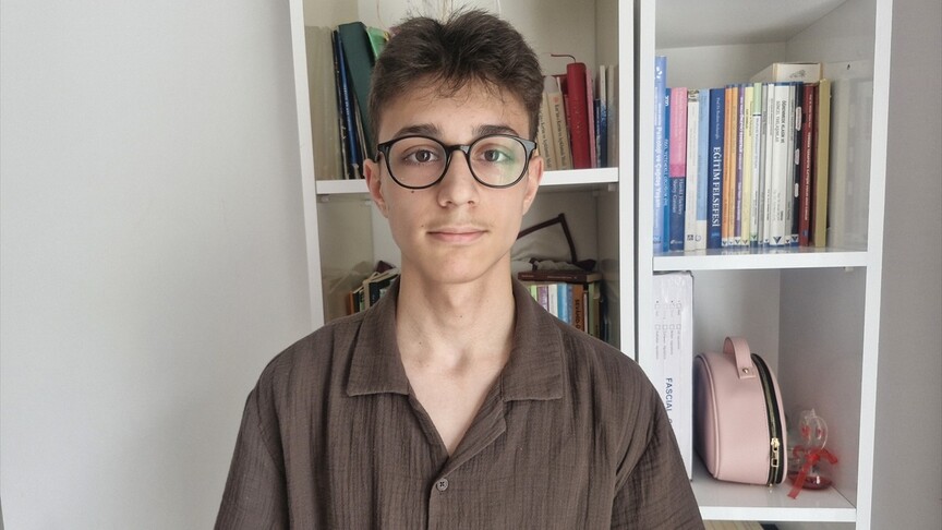 LGS sınavında tam puan alan Berkay Arıkan'ın başarısının sırrı derslerini iyi dinlemesi haber görseli
