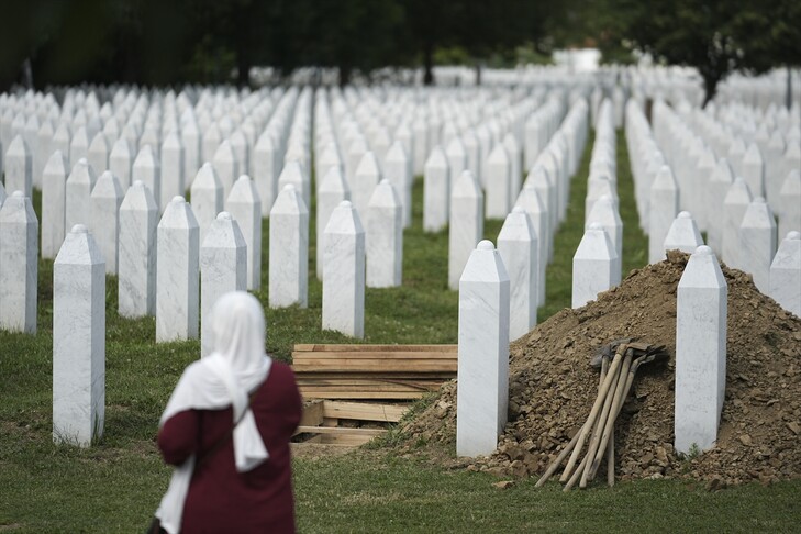 Srebrenitsa Soykırımı'nın 10 kurbanı toprağa veriliyor haber görseli