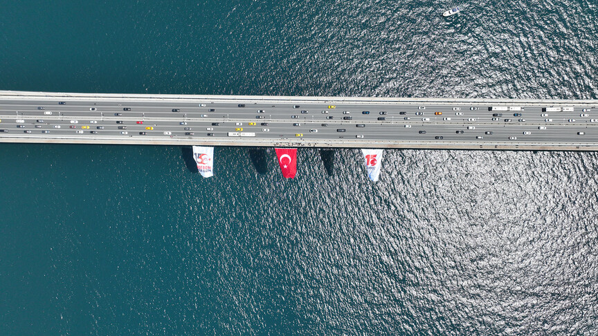İstanbul Boğazı'ndaki köprülere 15 Temmuz dolayısıyla Türk bayrağı asıldı haber görseli
