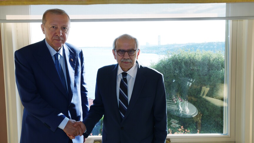 Cumhurbaşkanı Erdoğan, Lübnan Başbakanı Nevvaf Selam'a dedesinin anılarının Türkçe çevirisini hediye ediyor.
