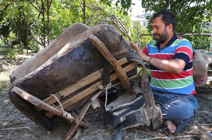Turqi  samarxhiu vazhdon profesionin tradicional familjar në punishten e tij