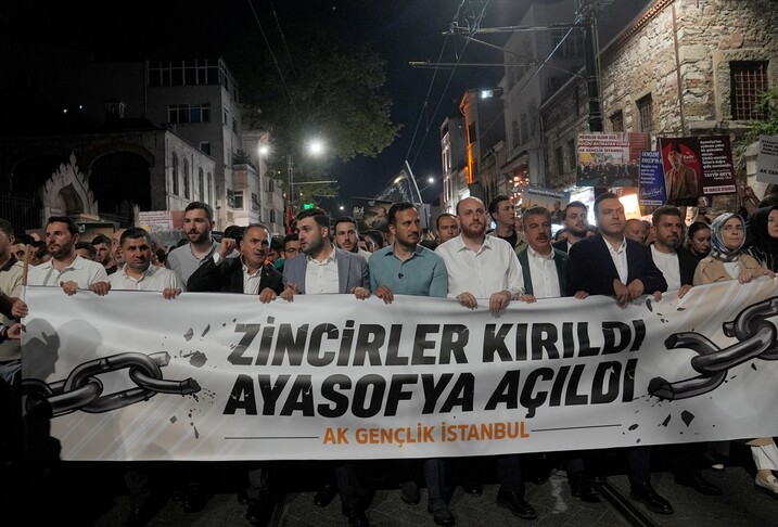 AK Parti Gençlik Kolları'ndan Ayasofya'nın ibadete açılmasının 6. yılında "Bir Gençlik Yürüyüşü" programı haber görseli