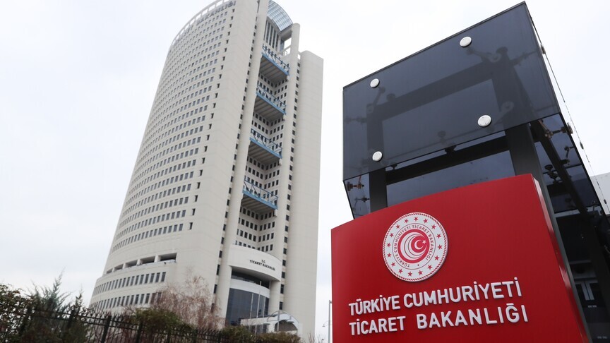 Ticaret Bakanlığı binası ve Türk bayrağı
