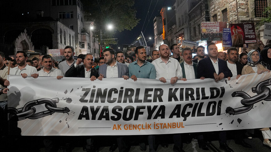 AK Parti Gençlik Kolları, Ayasofya'nın İbadete Açılışının 6. Yılında Gençlik Yürüyüşü Düzenledi