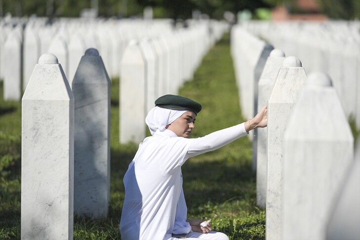 Duart mbi gurët e bardhë  Familjet kujtojnë viktimat e Srebrenicës në Potoçari përpara varrimit kolektiv