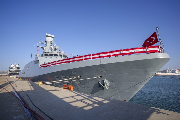 Milli savaş gemisi TCG Burgazada'nın Fas'ın Tanca Limanı'na demirlemiş görüntüsü.