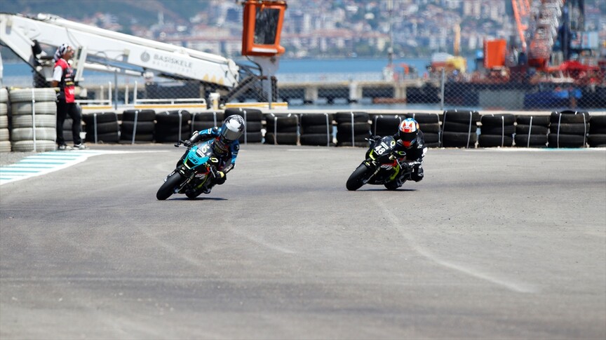 Kocaeli Körfez Yarış Pisti'nde Süpermoto ve Motomini araçları yarışıyor.