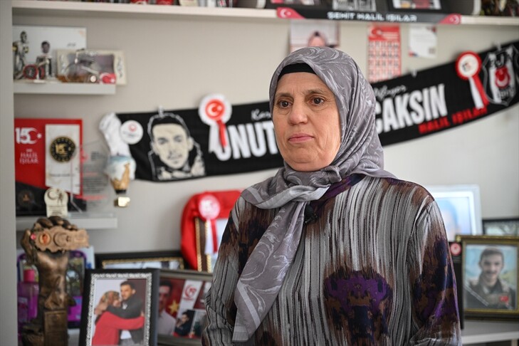 Şehit Halil Işılar'ın annesi Hülya Işılar'ın, şehit oğlunun adını taşıyan torunuyla çekilmiş bir fotoğrafı.