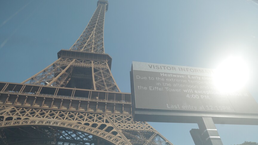 Paris'teki Eyfel Kulesi aşırı sıcaklar dolayısıyla kapılarını ziyarete erken kapatacak haber görseli