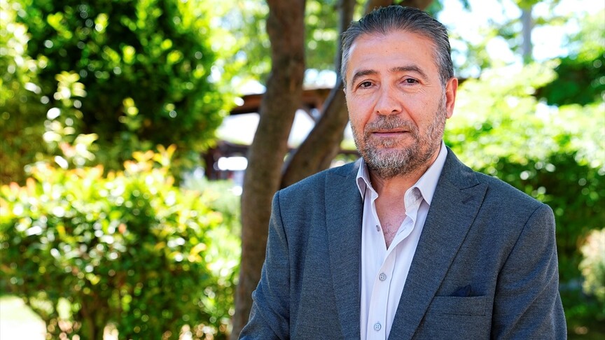 Şehit Türkan Türkmen Tekin'in eşi, çocuklarıyla birlikte.