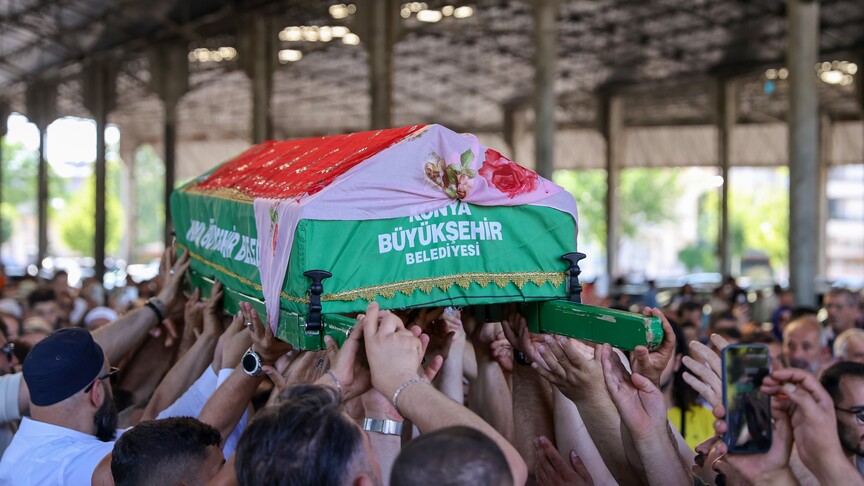 Konya'da 'Kırmızılı Kadın' olarak tanınan Sultan Özcan'ın cenaze töreninden bir görüntü.
