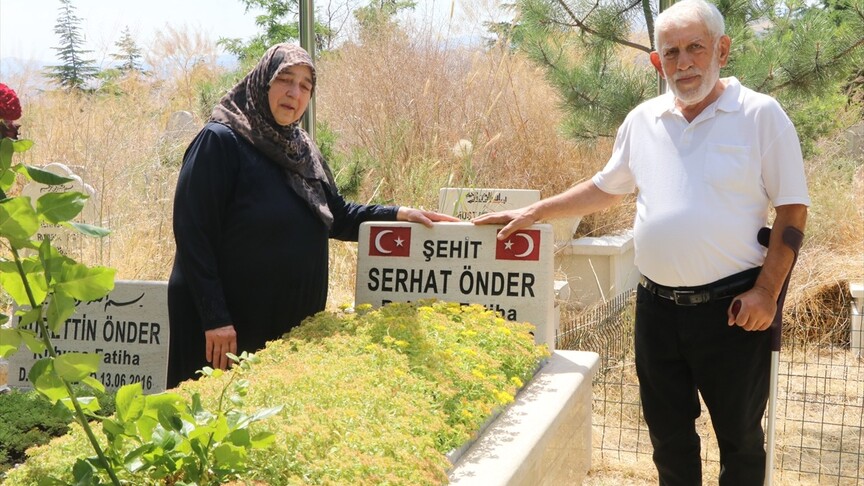Şehit evlatlarının kabrine yakın olmak için hayatlarını köyde kurdular haber görseli