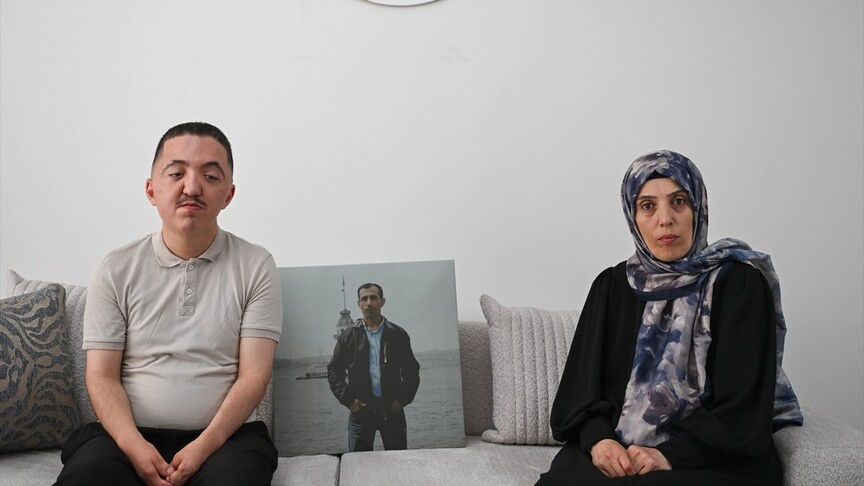 15 Temmuz şehidinin eşi ve oğlu, 10 yıldır acıyla gururu birlikte yaşıyor haber görseli