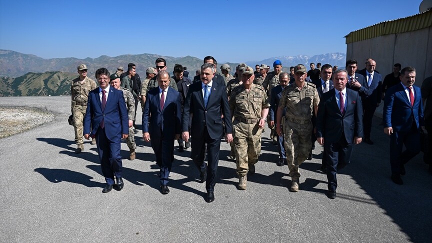 İçişleri Bakanı Çiftçi, Hakkari'de üs bölgesini ziyaret etti haber görseli