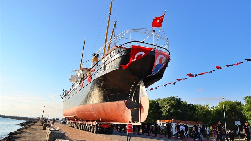 Bandırma Gemi Müzesi karadan yürütülerek İstiklal Meydanı'na taşındı