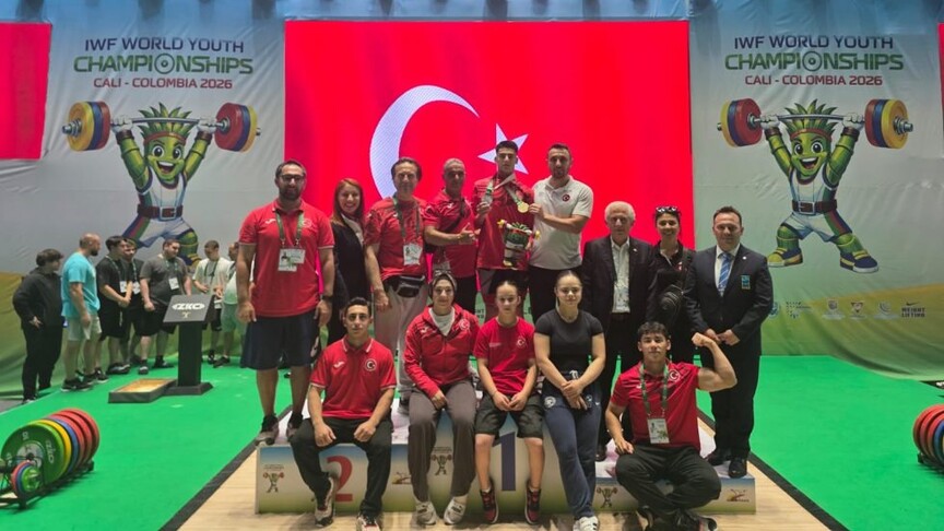 Milli halterciler kürsüde madalyalarını alırken