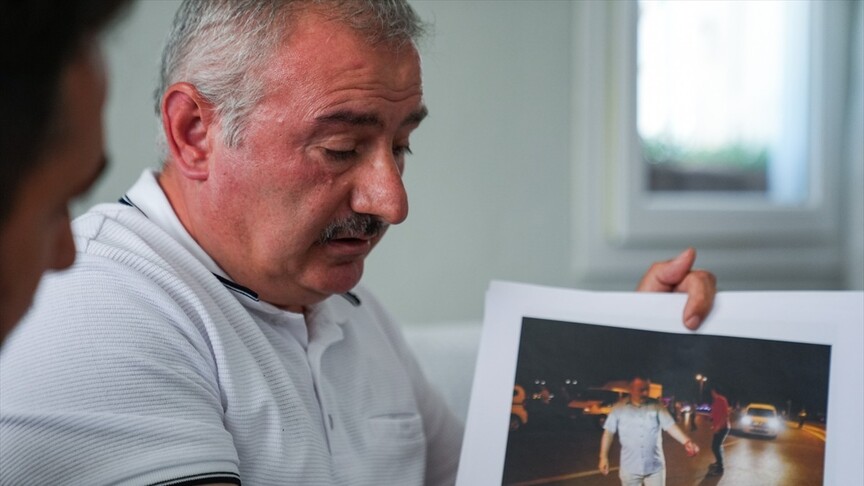 Sakarya Valiliği binası önünde çekilmiş bir fotoğraf.