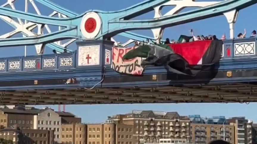 Londra'daki Tower Bridge'de Filistinli doktor Ebu Safiyye'nin serbest bırakılması için eylem düzenlendi