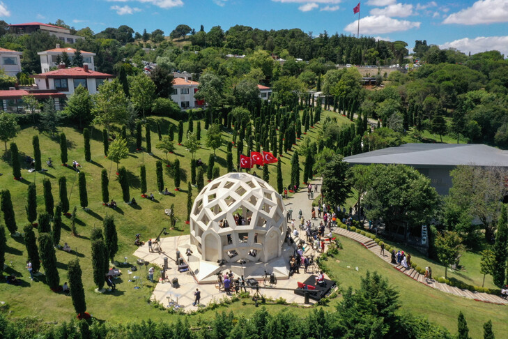 İstanbul'da 15 Temmuz Şehitler Köprüsü ve çevresindeki anıtların genel görünümü.