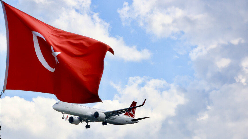 Türk Hava Yolları uçağının havada uçtuğu bir görsel.