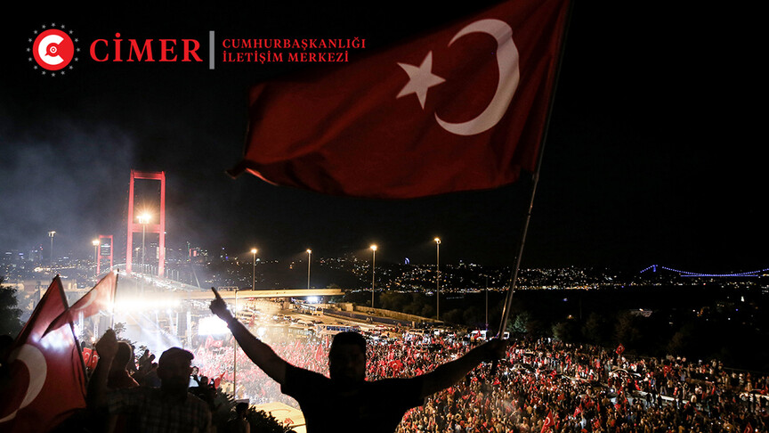 CİMER binası önünde toplanmış bir grup insan figürü ve bayrak görseli.
