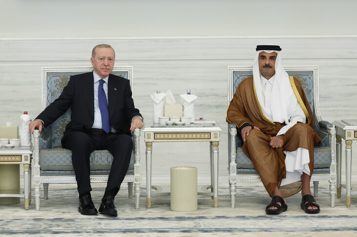 الرئيس أردوغان يصل الدوحة لتقديم التعازي في وفاة أمير قطر السابق