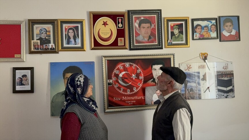 Şehit oğullarının anısını evlerinde oluşturdukları özel odada yaşatıyorlar haber görseli