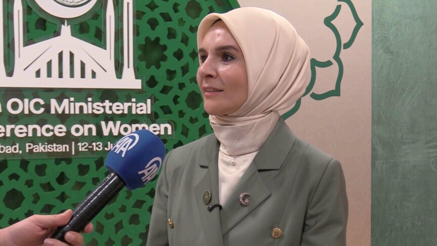 Aile ve Sosyal Hizmetler Bakanı Mahinur Özdemir Göktaş konuşma yaparken