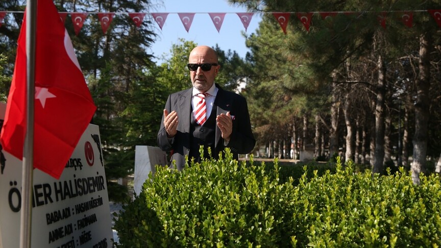Emekli Korgeneral Zekai Aksakallı, şehit Ömer Halisdemir'in mezarını ziyaret etti haber görseli