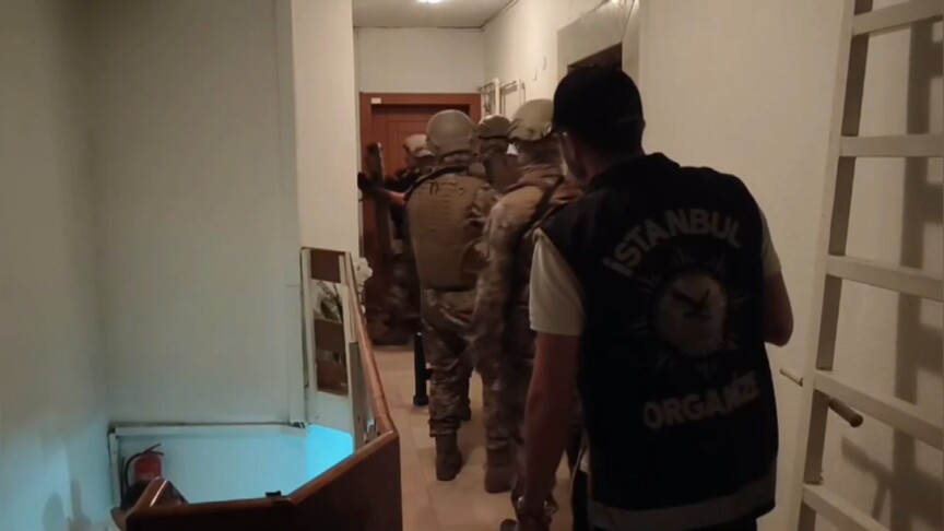 Emniyet güçlerinin organize suç örgütlerine yönelik düzenlediği operasyonda gözaltına alınan şüpheliler.