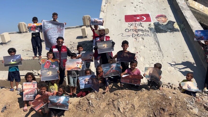 Gazzeli gençler, Şehit Ömer Halisdemir'i duvar resmiyle andı haber görseli