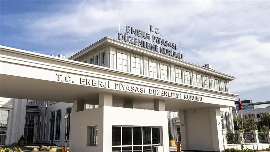 Enerji Piyasası Düzenleme Kurumu (EPDK) binası önünde bir grup insan