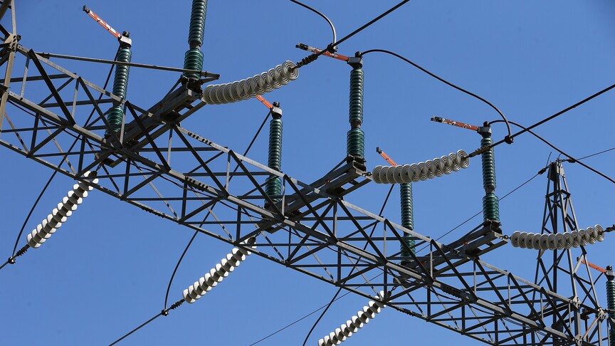 Cezayir'de sıcak hava dalgası nedeniyle elektrik tüketiminde rekor kırıldığına dair bir haber görseli.