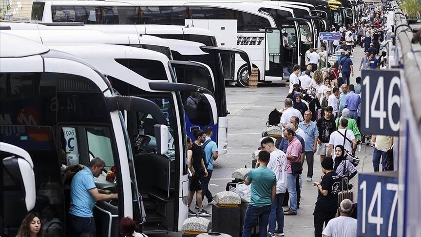 Türkiye'de geçen yıl yaklaşık 2,5 milyon kişi iller arasında göç etti haber görseli