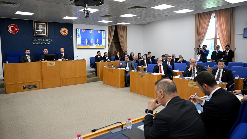 En düşük emekli aylığının artırılmasına yönelik düzenlemeyi de içeren kanun teklifi komisyonda haber görseli